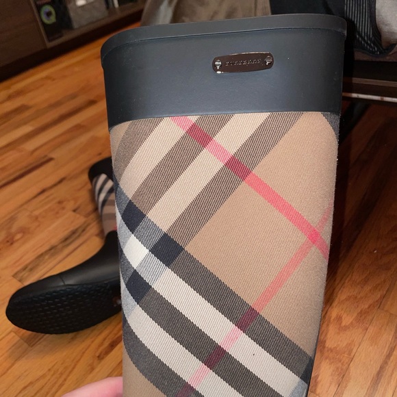 AUTHENTIC Burberry Rain Boots - Picture 3 of 7
